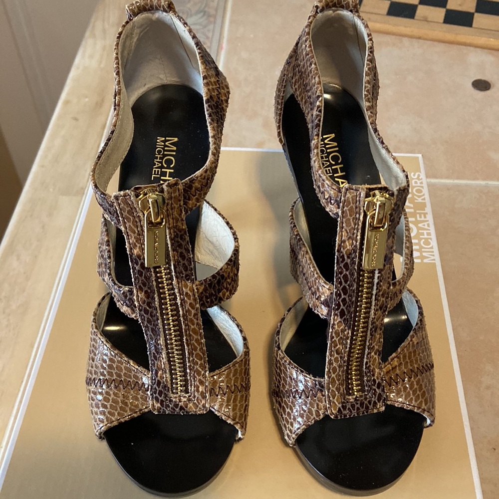 3-1/2"heel;T-strap dress sandals zipper closure, leather upper